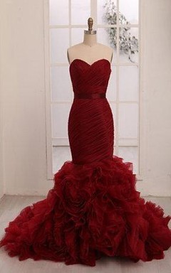 Vestido corto de organza sin mangas con escote corazón, estilo sirena, con pliegues, capas, volantes en cascada y cola de cepillo.