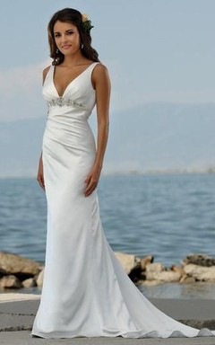 Robes de mariée simples et sexy à col en V, fourreau et traîne, ornées de perles, pour la plage.