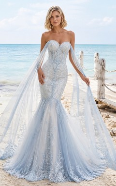 Luxuriöses, trägerloses, herzförmiges Brautkleid aus Spitze in Staubblau mit Meerjungfrauenschnitt und Schleppe für den Strand