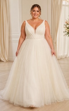Robe de mariée longue en tulle, coupe trapèze, décolleté en V profond et bretelles larges, grande taille.
