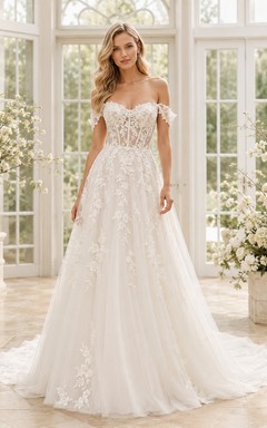 Robe de mariée en dentelle raffinée et tulle, épaules dénudées, manches courtes, coupe trapèze, traîne chapelle, applications florales, fermeture éclair au dos