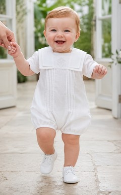 Pelele blanco de manga corta con cuello marinero y pliegues para bautizo de bebé niño.