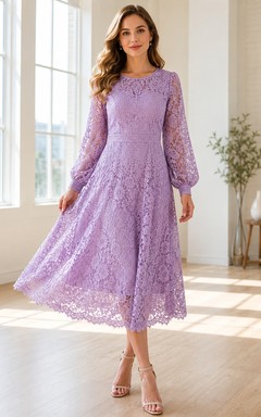 Robe mi-longue en dentelle lavande à col rond et manches longues