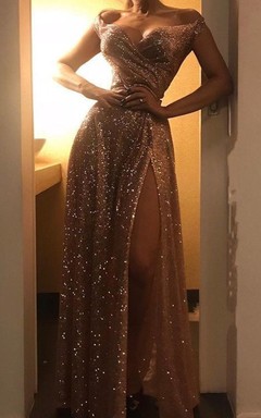 Paillettenbesetztes, goldenes, sexy Ballkleid mit vorderem Schlitz und gekreuzten Trägern