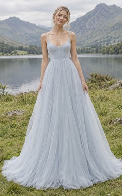Vestido de novia azul cielo con escote corazón, tul, corte en A, sin mangas y cola larga.