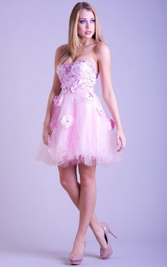 Vestido corto de fiesta de tul sin mangas con escote corazón, estampado floral, abalorios y volantes.