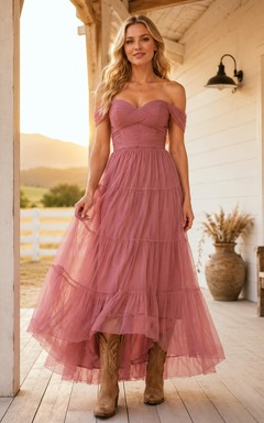 Robe bohème chic rose poudré, coupe trapèze, épaules dénudées, manches courtes, en mousseline, asymétrique