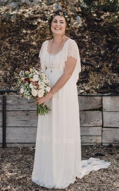 Vestido de novia bohemio de talla grande con encaje, mangas cortas y escote redondo en la espalda.