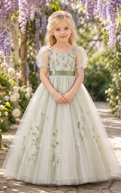 Blumenmädchenkleid aus salbeigrüner Spitze und Tüll, A-Linie, Puffärmel, Rundhalsausschnitt, Teelänge, Schärpendetails