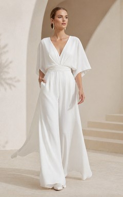 Combinaison de mariage chic à col en V, manches papillon et silhouette à jambes larges