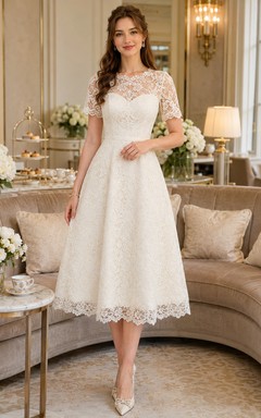 Vestido de noche de largo midi con encaje color marfil y escote barco.