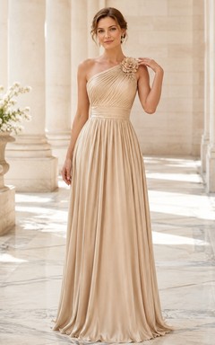 Vestido de noche plisado de corte A, sin mangas, con cuello halter y de satén color champán
