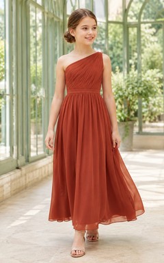 Elegante vestido de dama de honor juvenil de gasa sin mangas, de un solo hombro, corte en A y largo hasta el suelo, color bermellón.