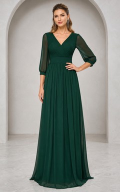 Vestido de invitada largo hasta el suelo, de corte A, color verde oscuro, con escote en V, mangas tres cuartos, pliegues de gasa, escote bajo en V, cremallera en la espalda y color verde oscuro.