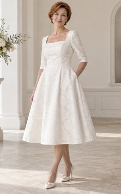 Vestido de novia discreto de corte A con escote cuadrado y largo hasta la rodilla, estampado floral, ideal para novias mayores, con mangas hasta el codo.