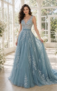 Robe de mariée romantique bleu ciel en dentelle et tulle, col en V, coupe trapèze, traîne chapelle