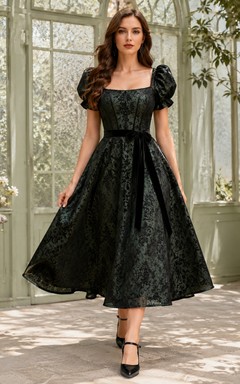 Schwarzes Taftkleid im Gothic-Stil mit eckigem Ausschnitt, Puffärmeln und A-Linien-Schnitt, wadenlang.