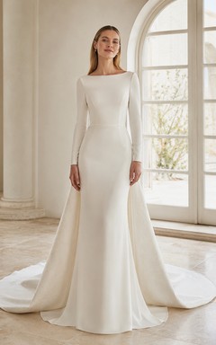 Robe de mariée minimaliste en satin poli, col bateau, manches longues cintrées, fourreau et traîne courte.
