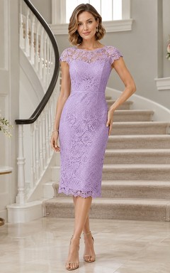 Vestido formal de alta costura de encaje de tul color lavanda con cuello joya y mangas cortas, largo hasta la rodilla.
