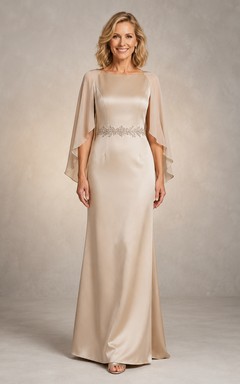 Vestido largo de satén color champán con mangas tipo capa y escote barco, ideal para la madre de la novia.