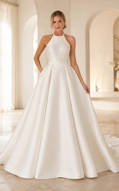Vestido de novia sencillo de corte princesa con escote halter y cola lisa.
