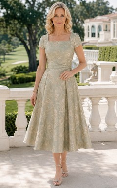 Robe de mère mi-longue à manches courtes en jacquard floral doré clair