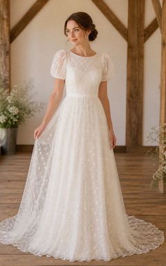 Vestido de novia sencillo de corte A con escote joya y mangas cortas, estampado de lunares y efecto ilusión.