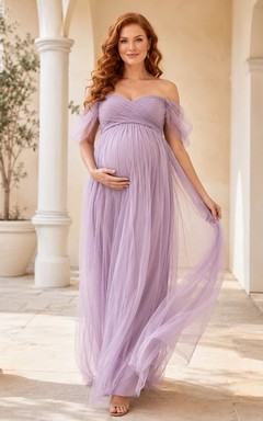 Robe de maternité lilas en tulle, épaules dénudées, coupe empire, longueur au sol, style romantique.