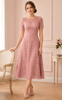 Robe cocktail mi-longue en dentelle florale rose poudré à manches courtes