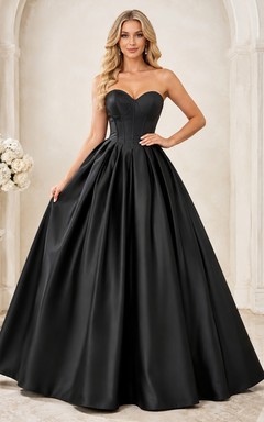 Vestido de gala negro de satén sin tirantes con escote corazón y largo hasta el suelo.