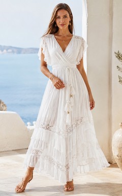 Vestido bohemio blanco de encaje con escote en V, manga corta y largo hasta los tobillos