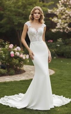 Robe de mariée sophistiquée en satin, coupe ajustée et évasée