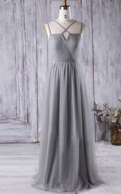 Robe longue en mousseline plissée à fines bretelles croisées et coupe trapèze