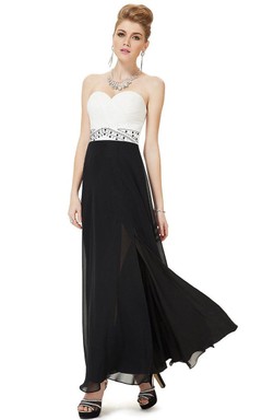 Vestido de gasa con escote corazón, pliegues y abalorios.
