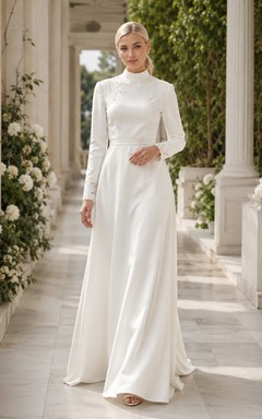 Robe de mariée simple et élégante en satin plissé à col montant et manches longues.
