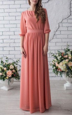 Langes, pfirsichfarbenes Chiffonkleid mit Ärmeln für besondere Anlässe, z. B. für Hochzeiten oder als Kleid für die Mutter der Braut.