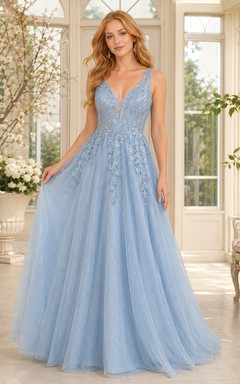Himmelblaues Tüll-Ballkleid mit V-Ausschnitt, Spitzenapplikationen und weitem Rock
