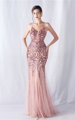 Vestido de noche de alta gama con estampado floral y detalles de malla y cuentas.
