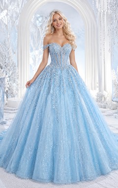Vestido de princesa de quinceañera azul cielo con cristales helados, escote corazón y brillo, sin hombros, estilo princesa.