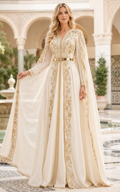 Vestido de noche largo hasta el suelo, de satén, con cuello alto, mangas tipo capa y bordado dorado, en color marfil.