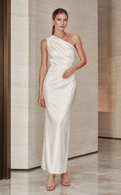 Vestido de novia sencillo y moderno, de satén, largo hasta el suelo, con un solo hombro y sin mangas, ideal para bodas civiles.