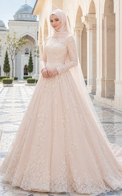 Vestido de novia musulmán modesto de encaje, manga larga, corte en A, con cola de capilla.