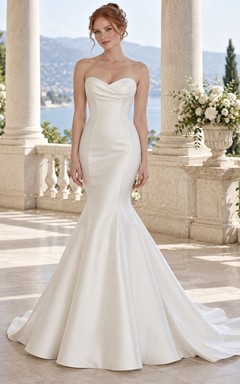 Robe de mariée sirène simple sans bretelles drapée en satin avec décolleté cœur et traîne courte