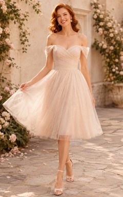 Vestido de novia romántico de corte A, largo hasta la rodilla, de tul, con hombros descubiertos, ideal para recepciones en jardines.