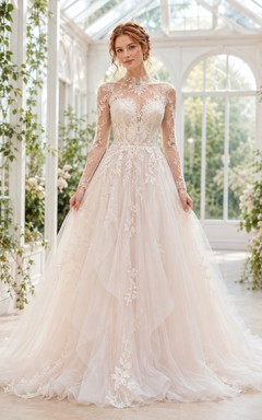 Robe de mariée modeste en dentelle et tulle, coupe sirène, col rond, manches longues et traîne chapelle.
