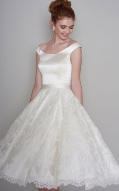 Schlichtes Brautkleid aus Satin und Spitze mit kurzen Ärmeln und Schleife in Teelänge