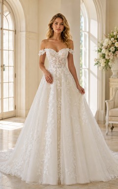 Robe de mariée champêtre en tulle et dentelle perlée, épaules dénudées, manches courtes, coupe trapèze, traîne chapelle, ornée d'appliqués floraux.