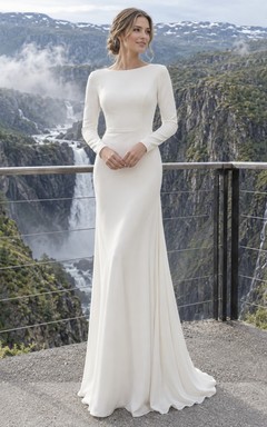 Vestido de novia de crepé de manga larga con escote barco discreto, espalda cubierta y cola.