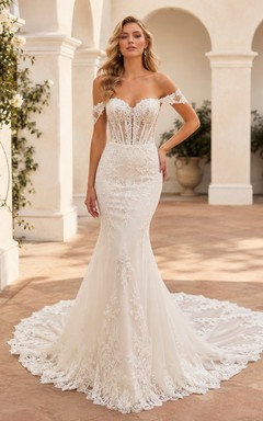 Robe de mariée sirène en dentelle florale à épaules dénudées et décolleté cœur, boutons illusion et traîne chapelle