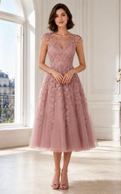 Vestido de fiesta romántico de encaje con mangas cortas y escote barco en color rosa empolvado, corte en A y largo hasta la rodilla.